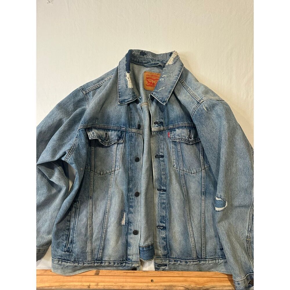 Levi’s Distressed Trucker Denim Jacket Light Wash Oversized 2XL Button Front